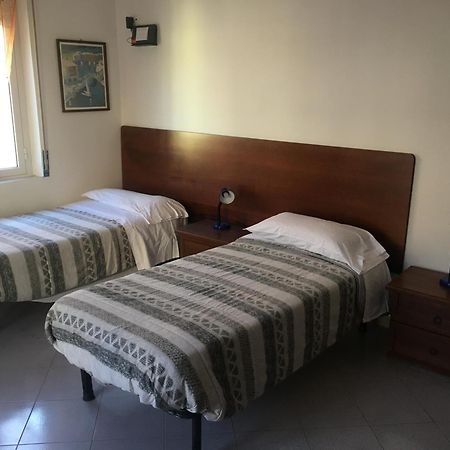 Appartamento Miramare, 2 Camere, Cucina, Bagno, Вентімілья Екстер'єр фото